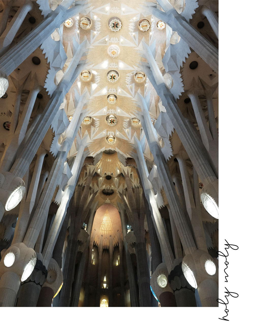 Die Sagrada Familia ist eine beeindruckende Sehenswürdigkeit. #1 thing to do in Barcelona | The Good Living Blog #thingstodoinbarcelona #barcelonatravelguide #barcelona #lasagradafamilia